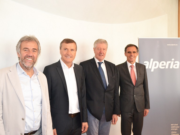 I rappresentanti della proprietà, da sinistra: Paul Rösch, Sindaco di Merano, Sebastian Helfer, SELFIN, Renzo Caramaschi, Sindaco di Bolzano, Richard Theiner, Assessore all’energia.