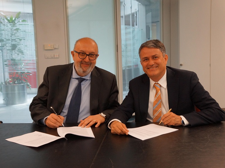 da sinistra: Wolfgang Plank e Andrea Lanzingher siglano l'accordo di collaborazione.